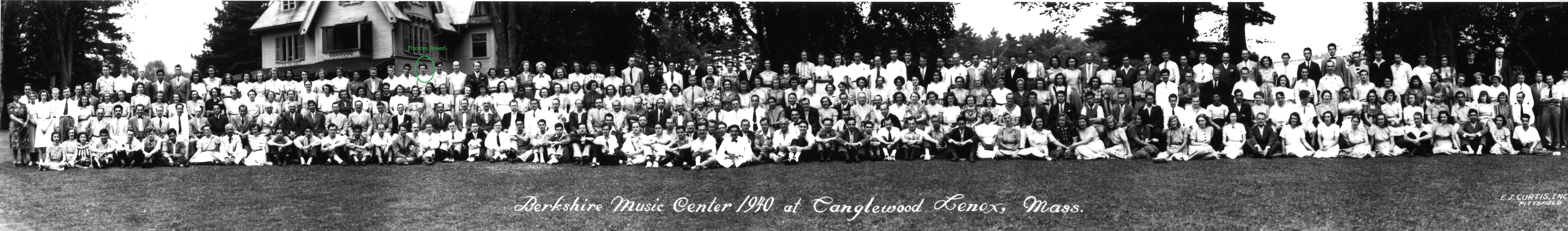 Wide photograph of the students and faculty of the 1940 Tanglewood Music Center class