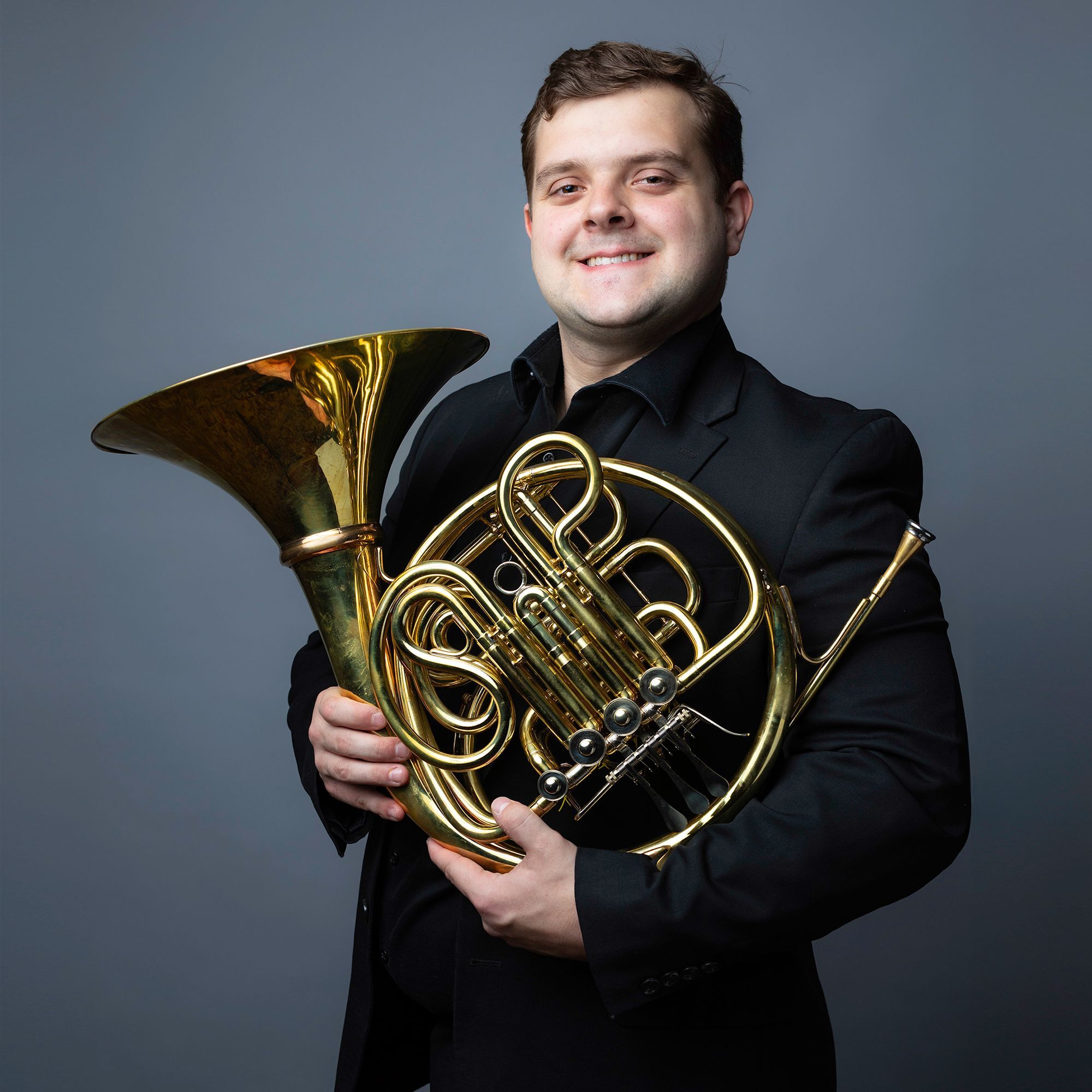 Austin Ruff headshot holding French horn