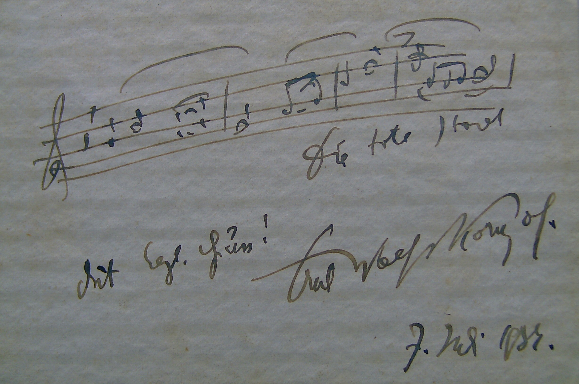 Handwritten music notes and a signature from of the compoers of Die tote Stadt