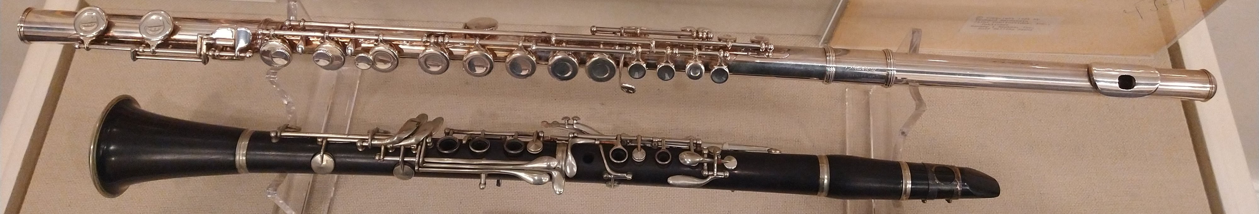 A flute and a clarinet in an exhibit case