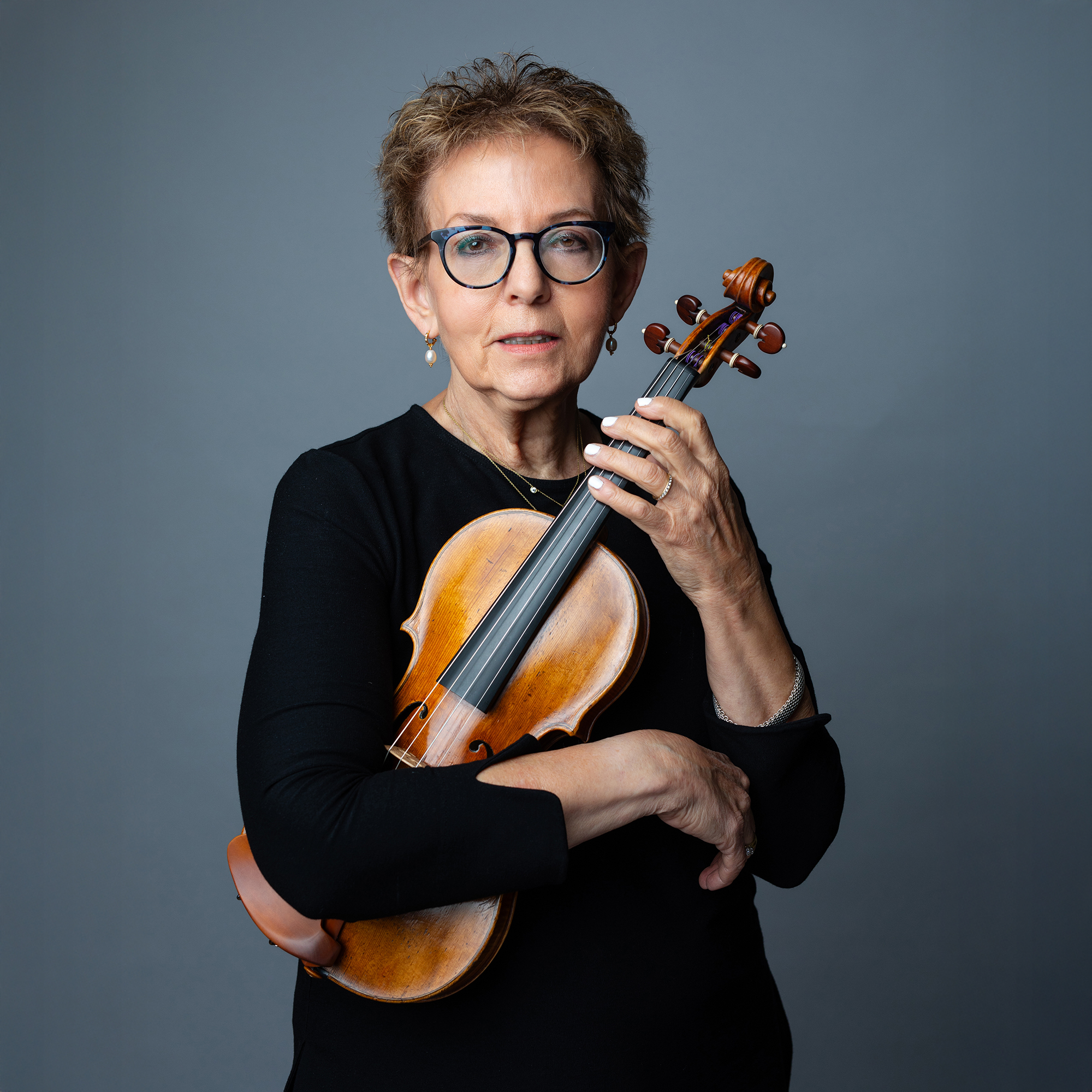 Sheila Fiekowsky headshot with violin