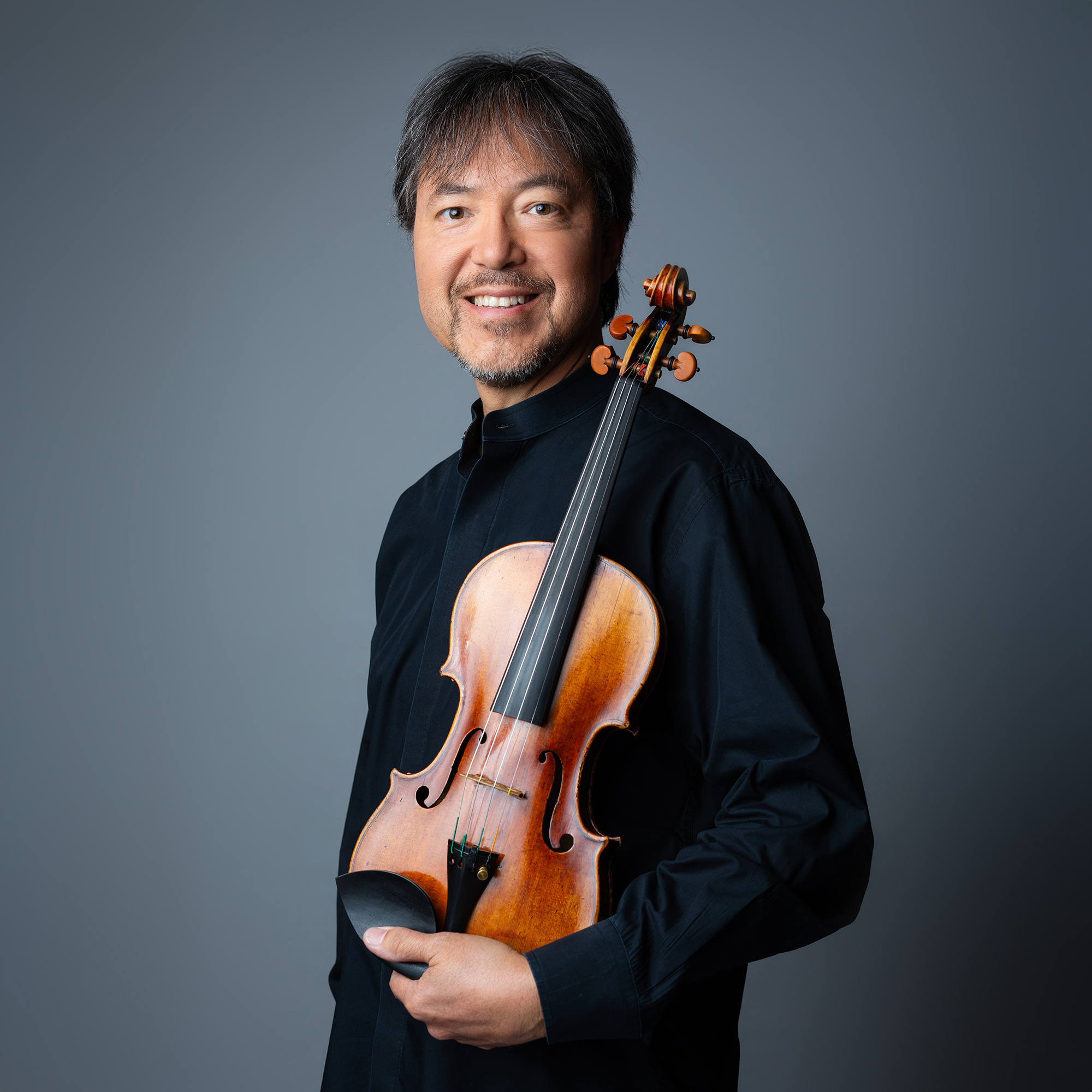 Haldan Martinson headshot with violin