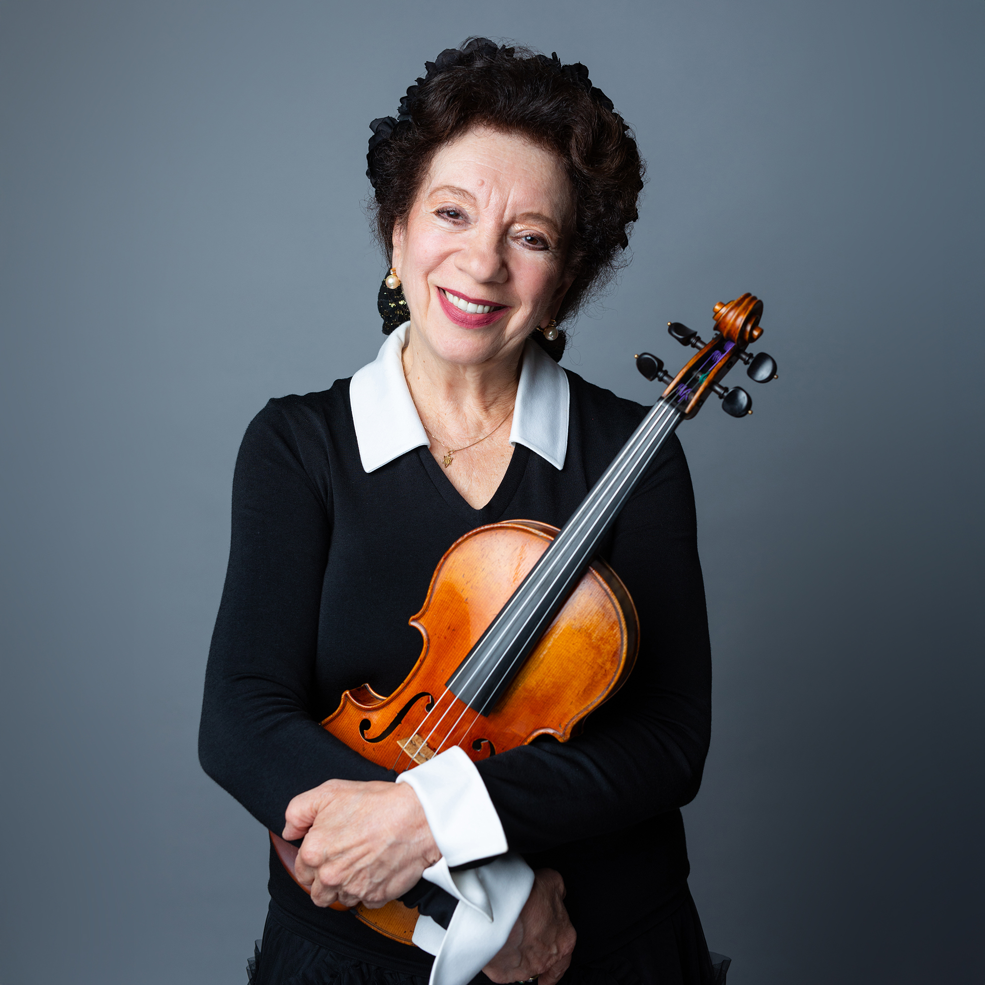 Aza Raykhtsaum headshot with violin
