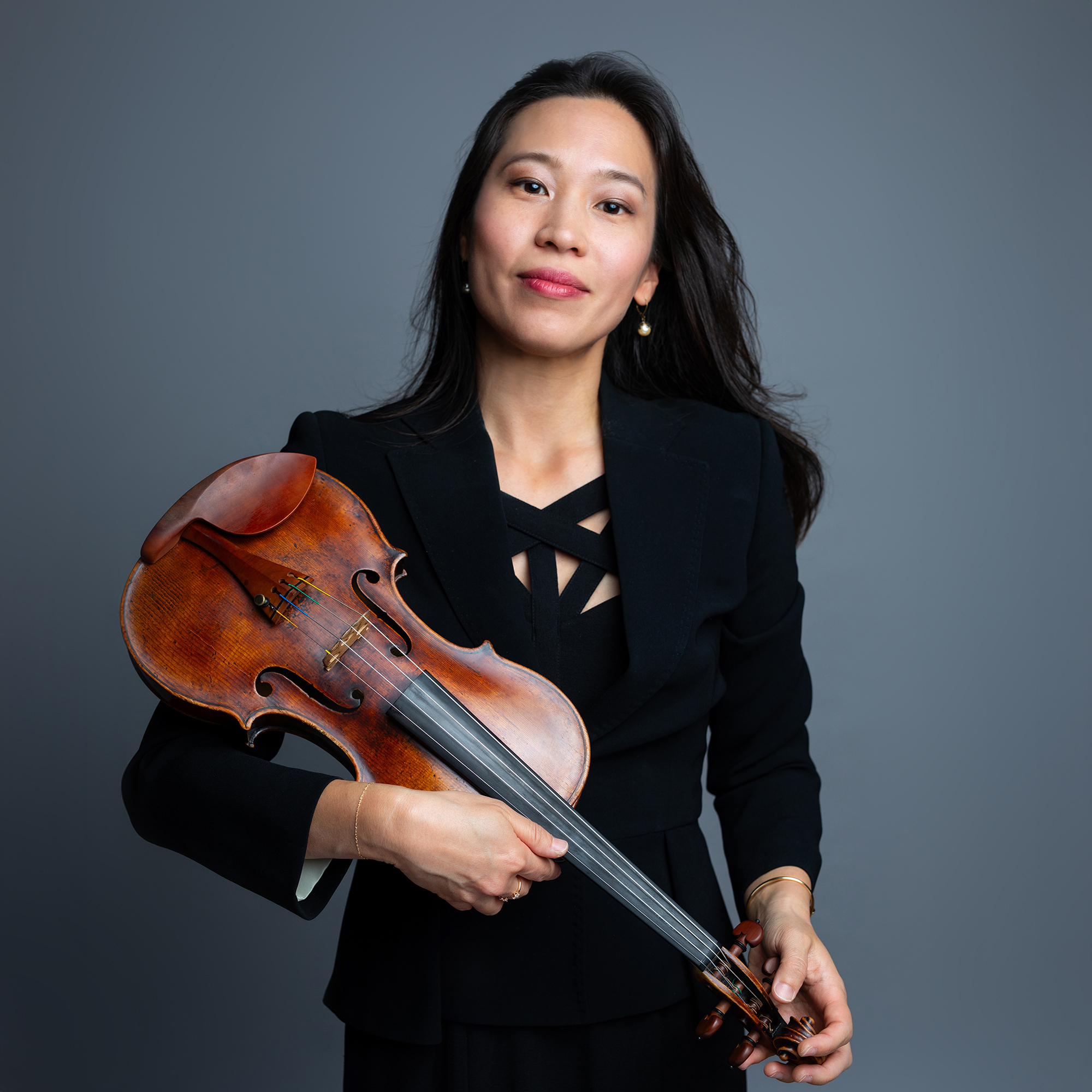 Julianne Lee headshot with violin