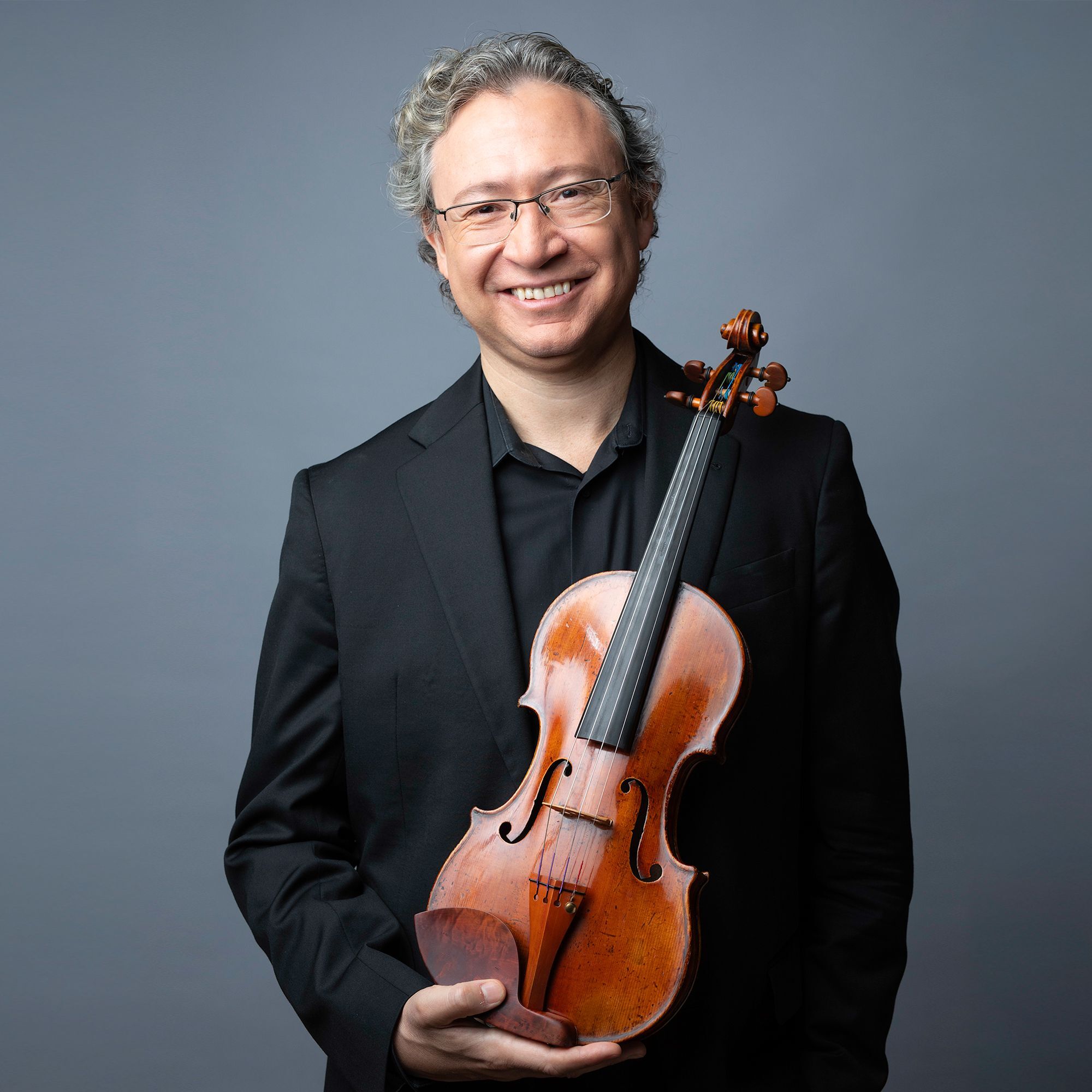 Alexander Velinzon headshot with violin