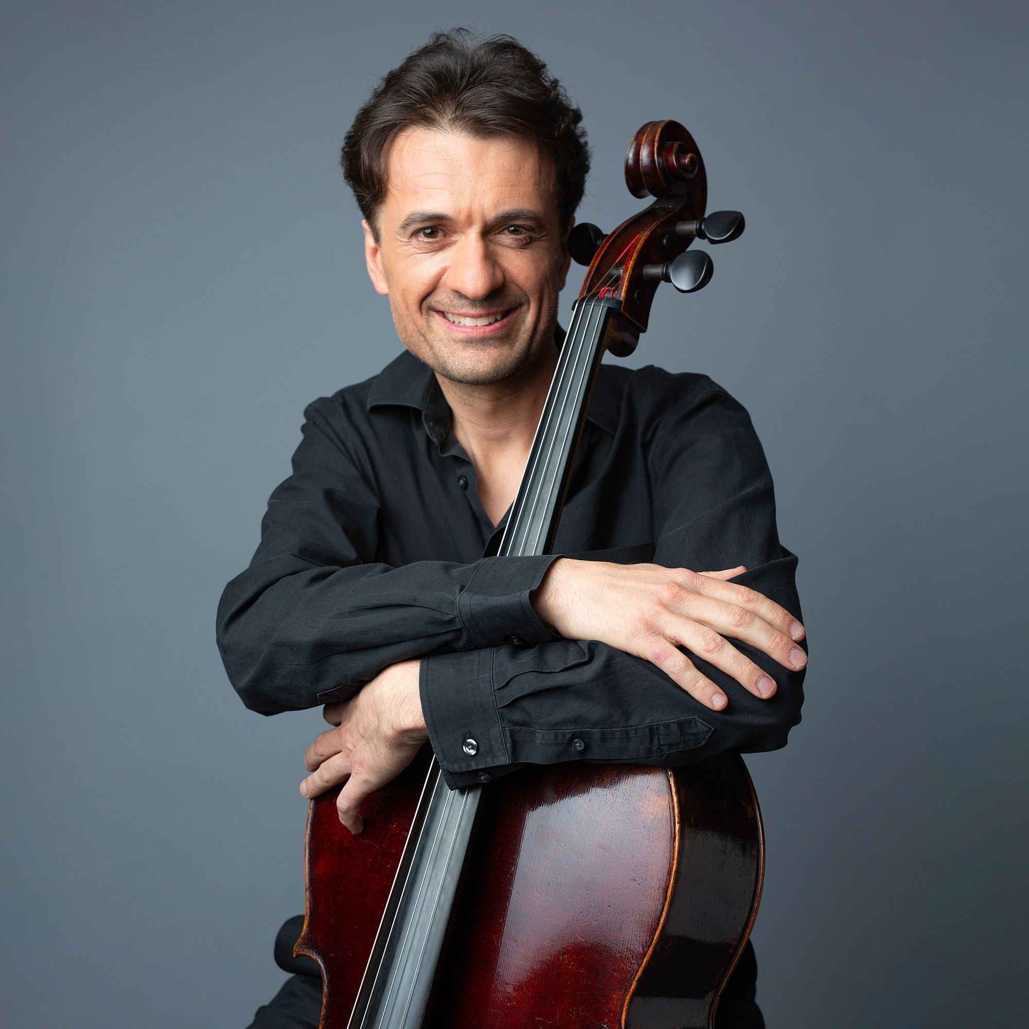 Alexandre Lecarme headshot with cello