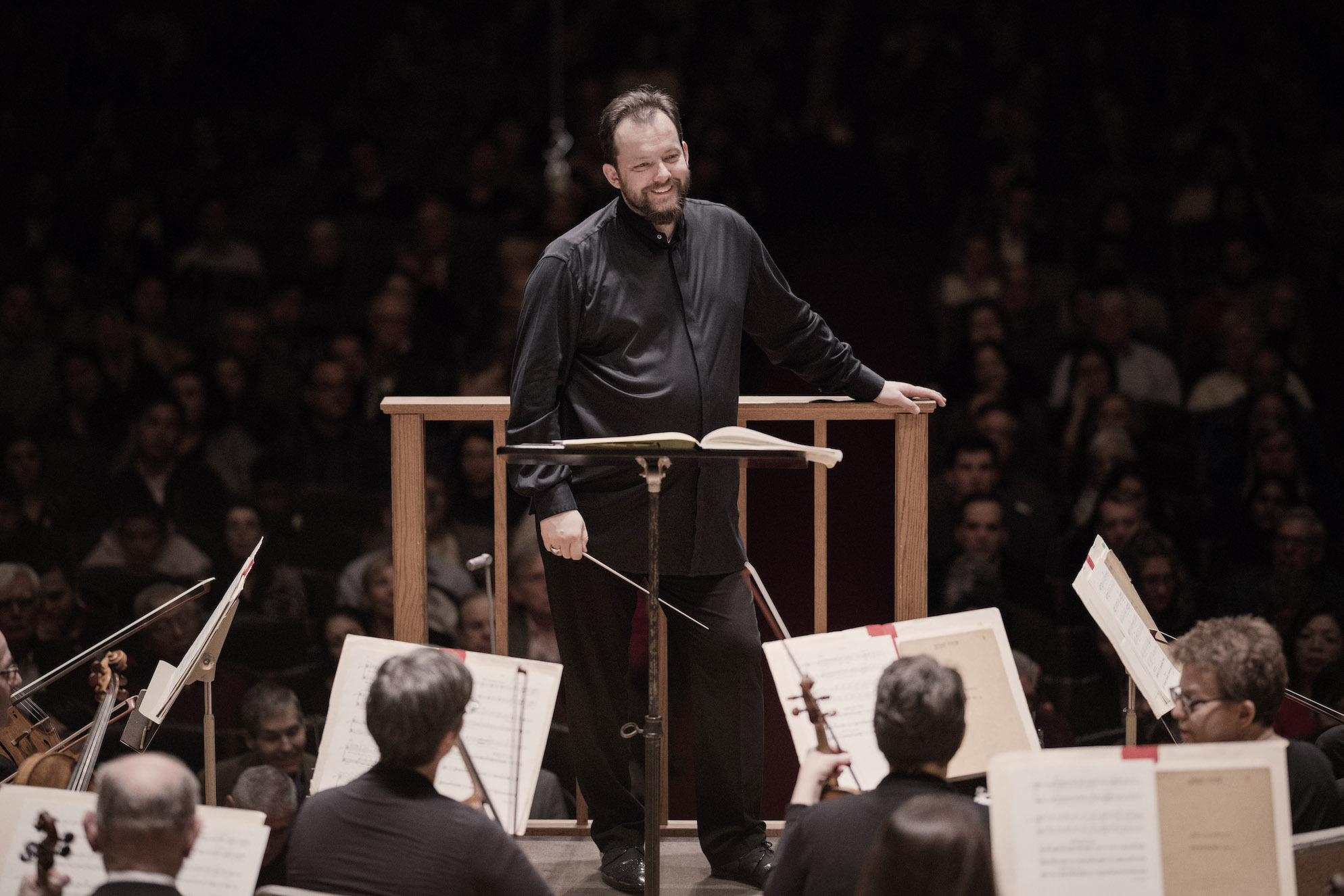 Andris Nelsons smiling at the podium