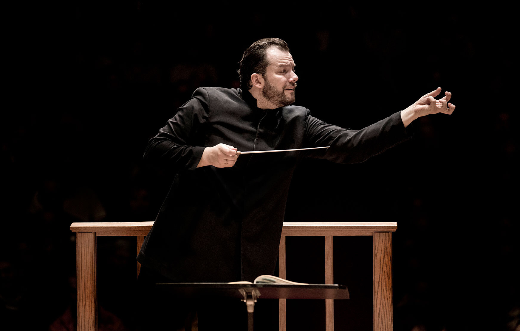 Andris Nelsons conducting with one hand outstretched