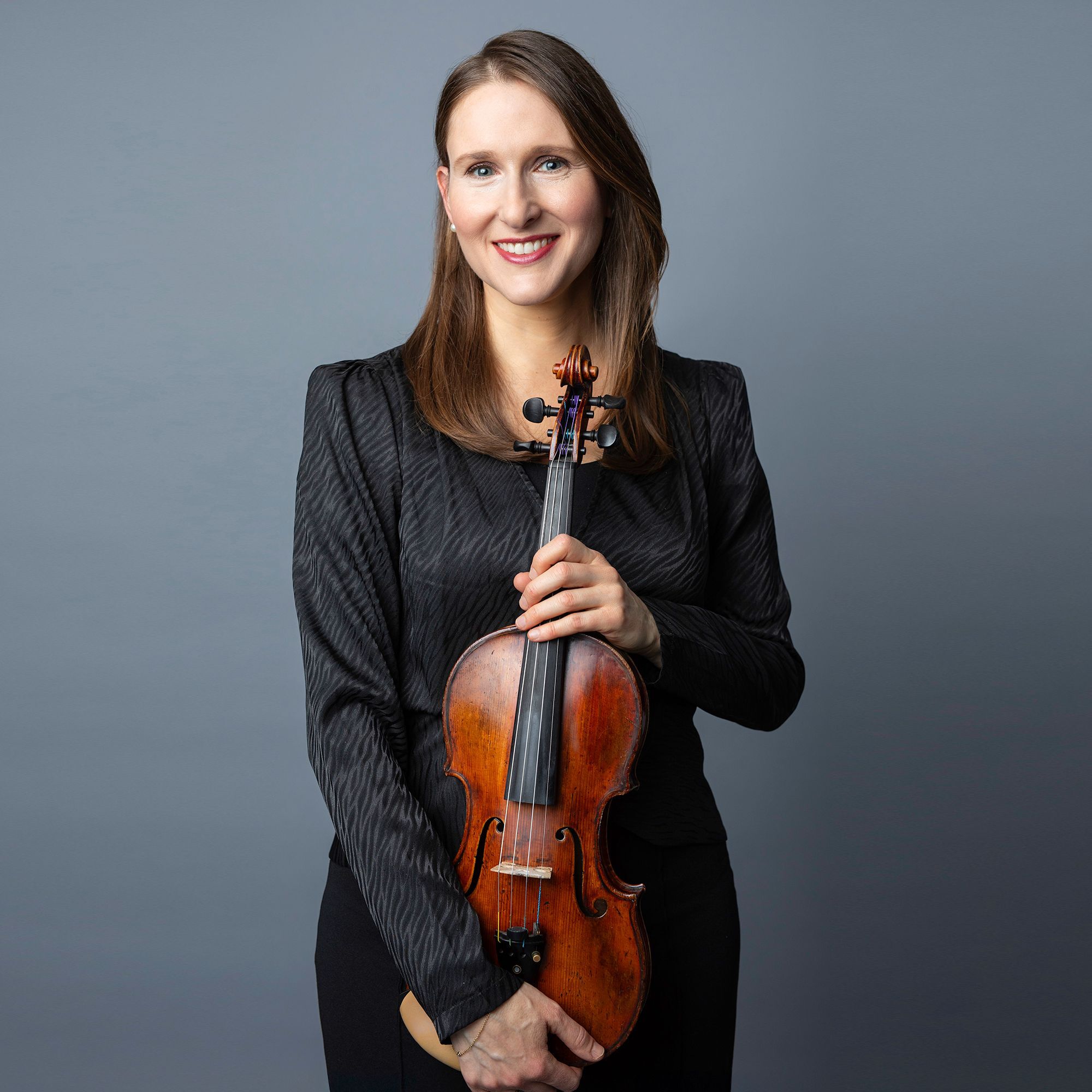 Bracha Malkin headshot with violin