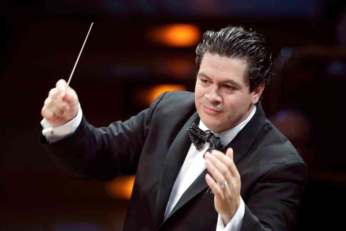 Cristian Macelaru conducting