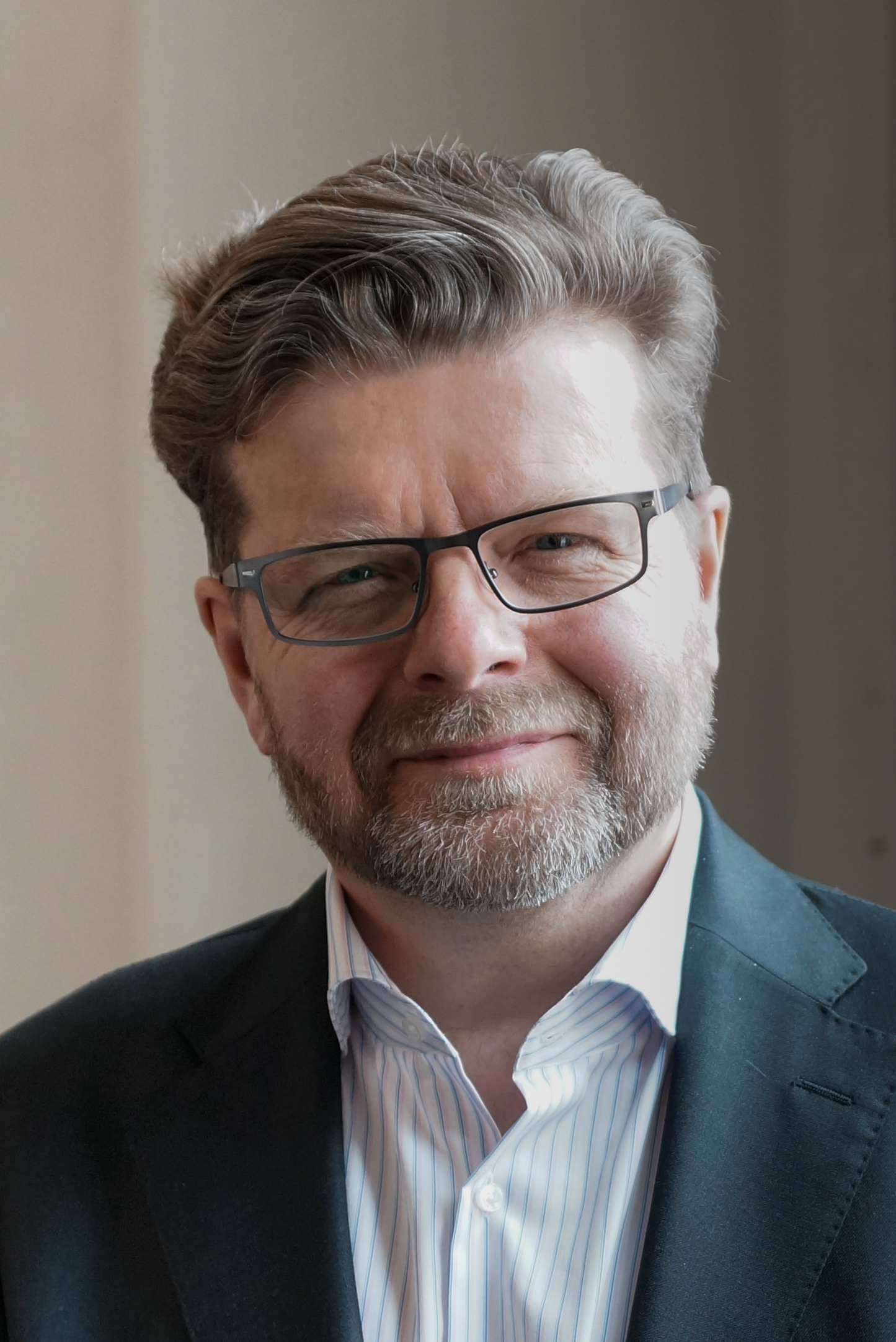 a headshot of Peter Hoare