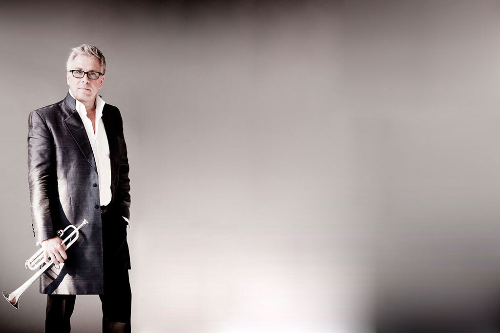 Hakan Hardenberger standing with his trumpet in his hand