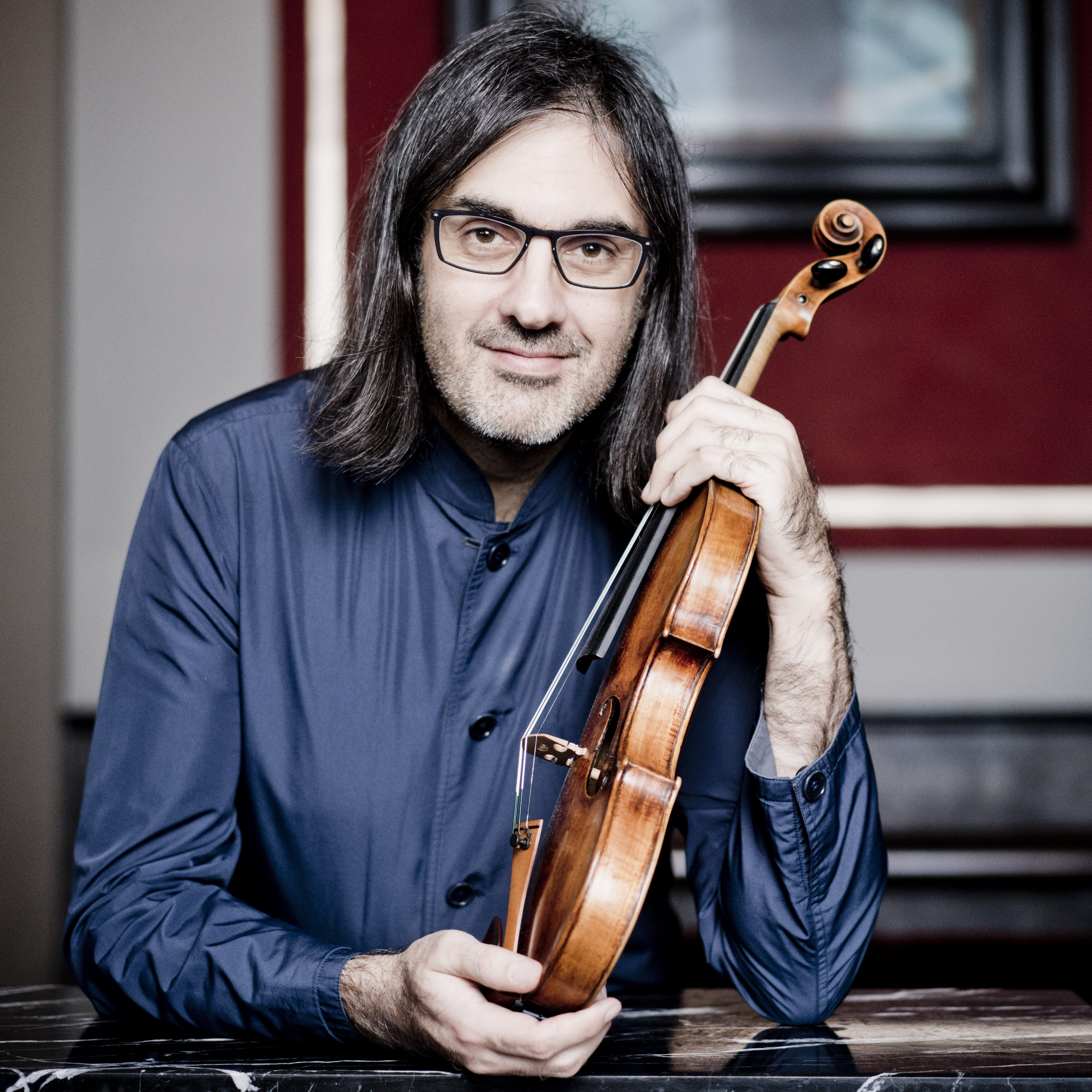 A headshot of Leonidas Kavakos holding a violin