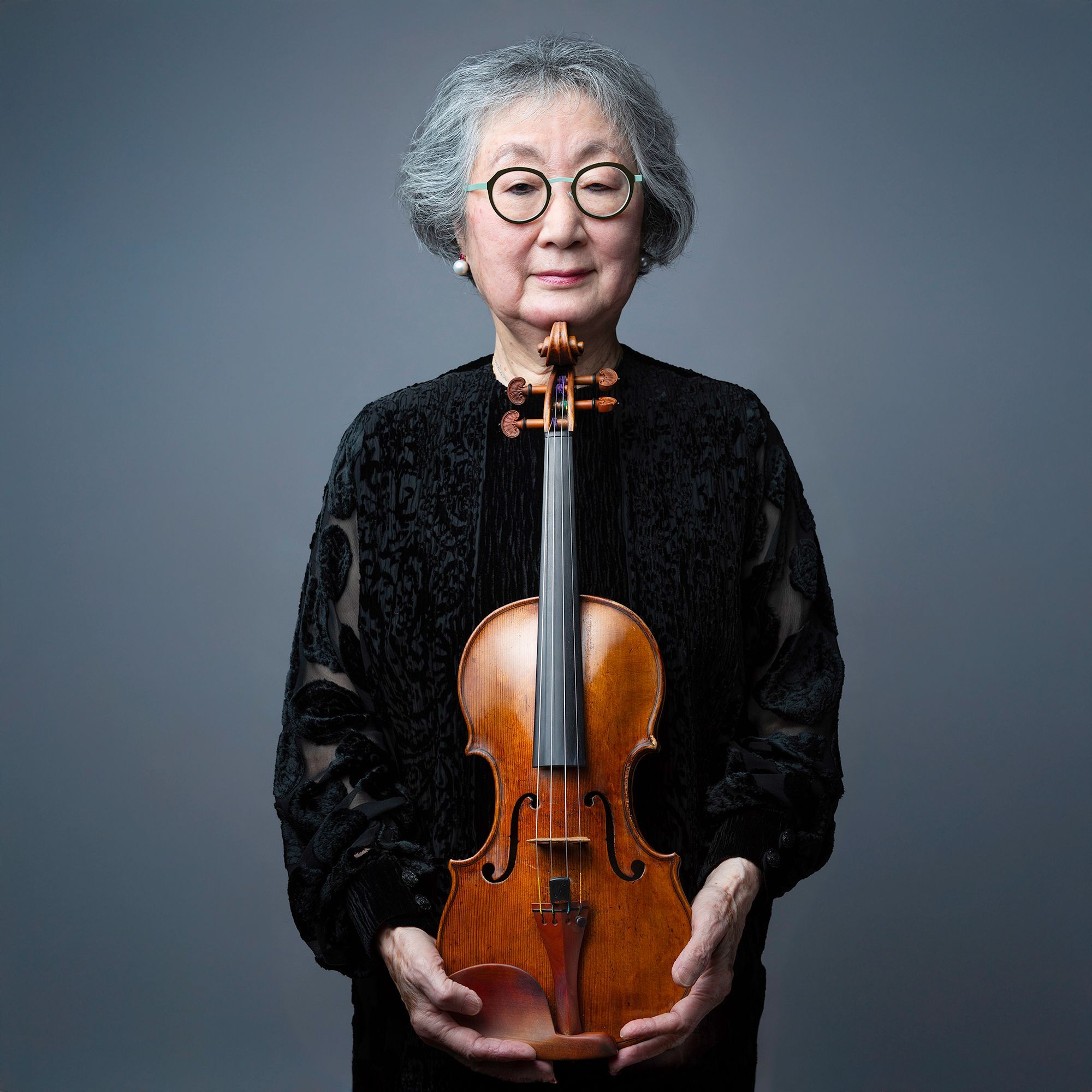 Ikuko Mizuno headshot with violin