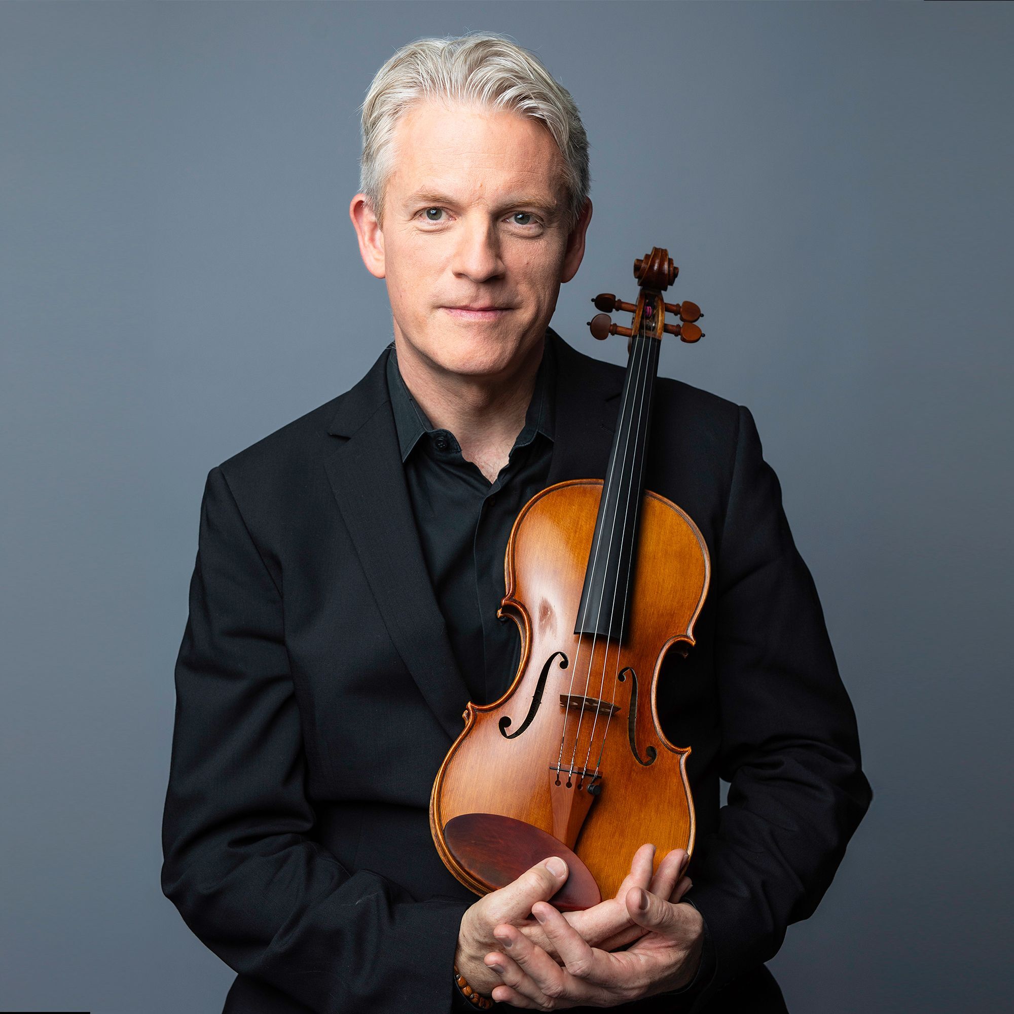 Jason Horowitz headshot with violin