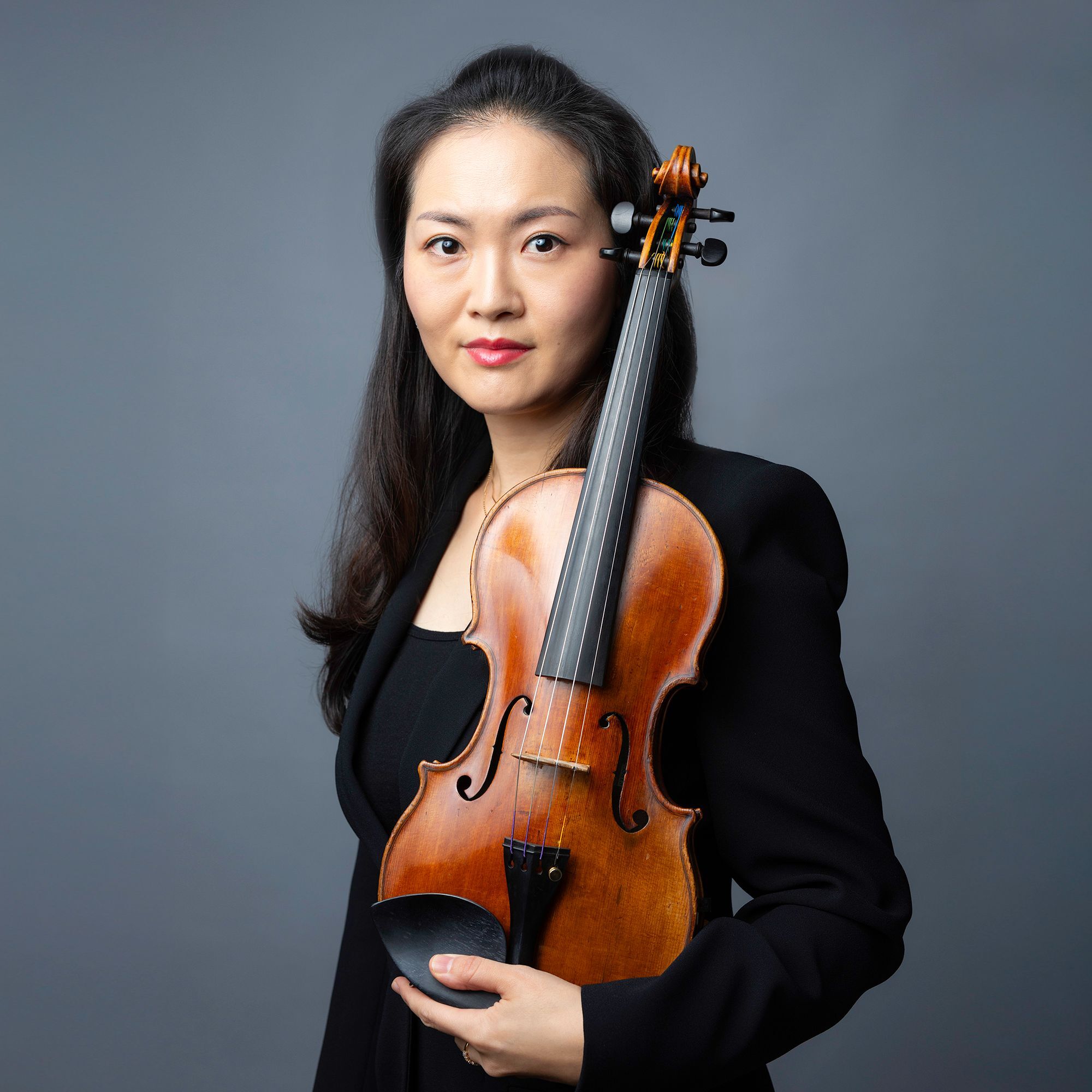 Jenny Ahn portrait holding violin