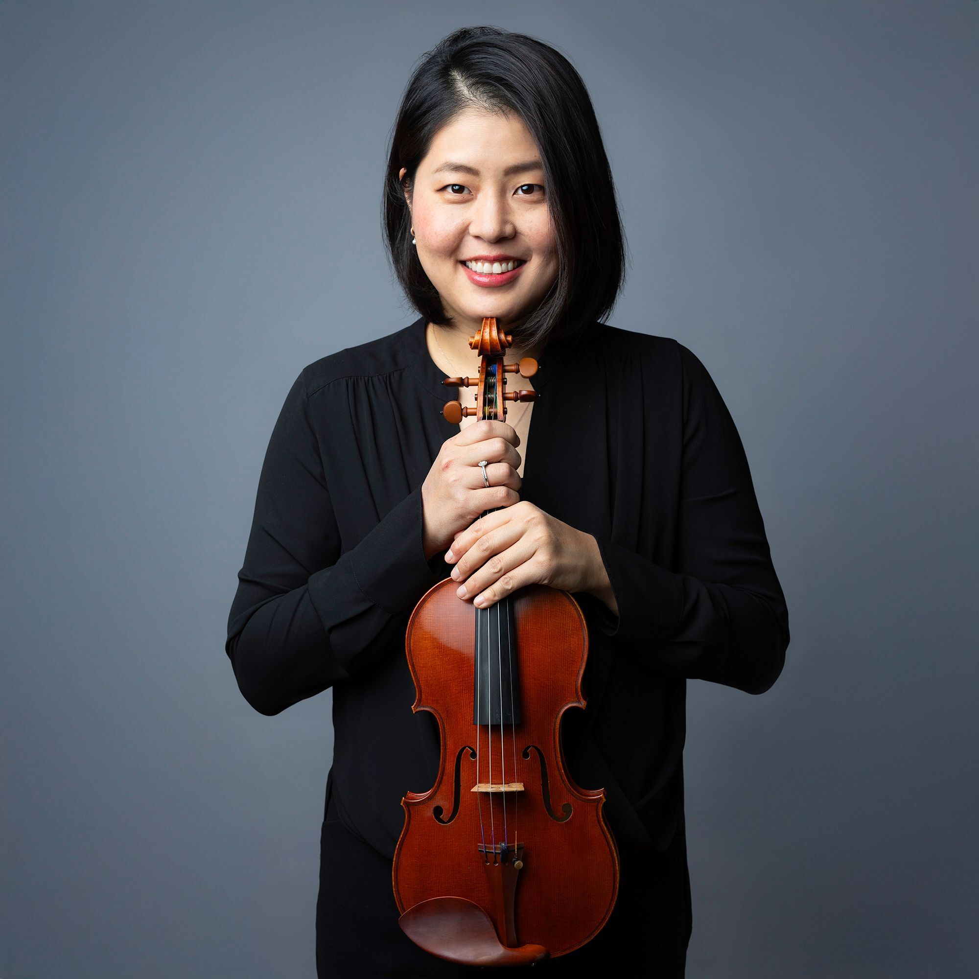 Lisa Ji Eun Kim headshot with violin