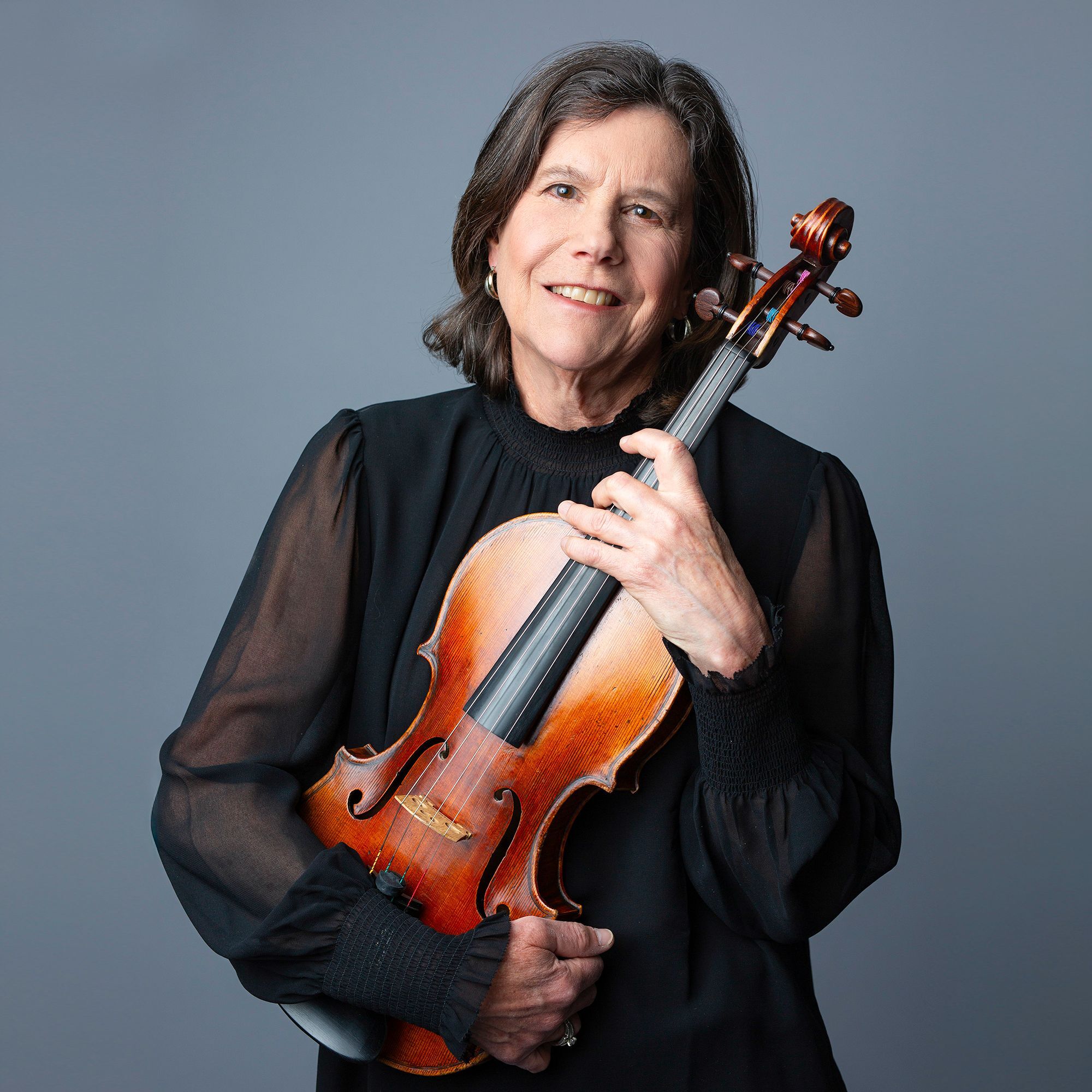 Rachel Fagerburg headshot with viola