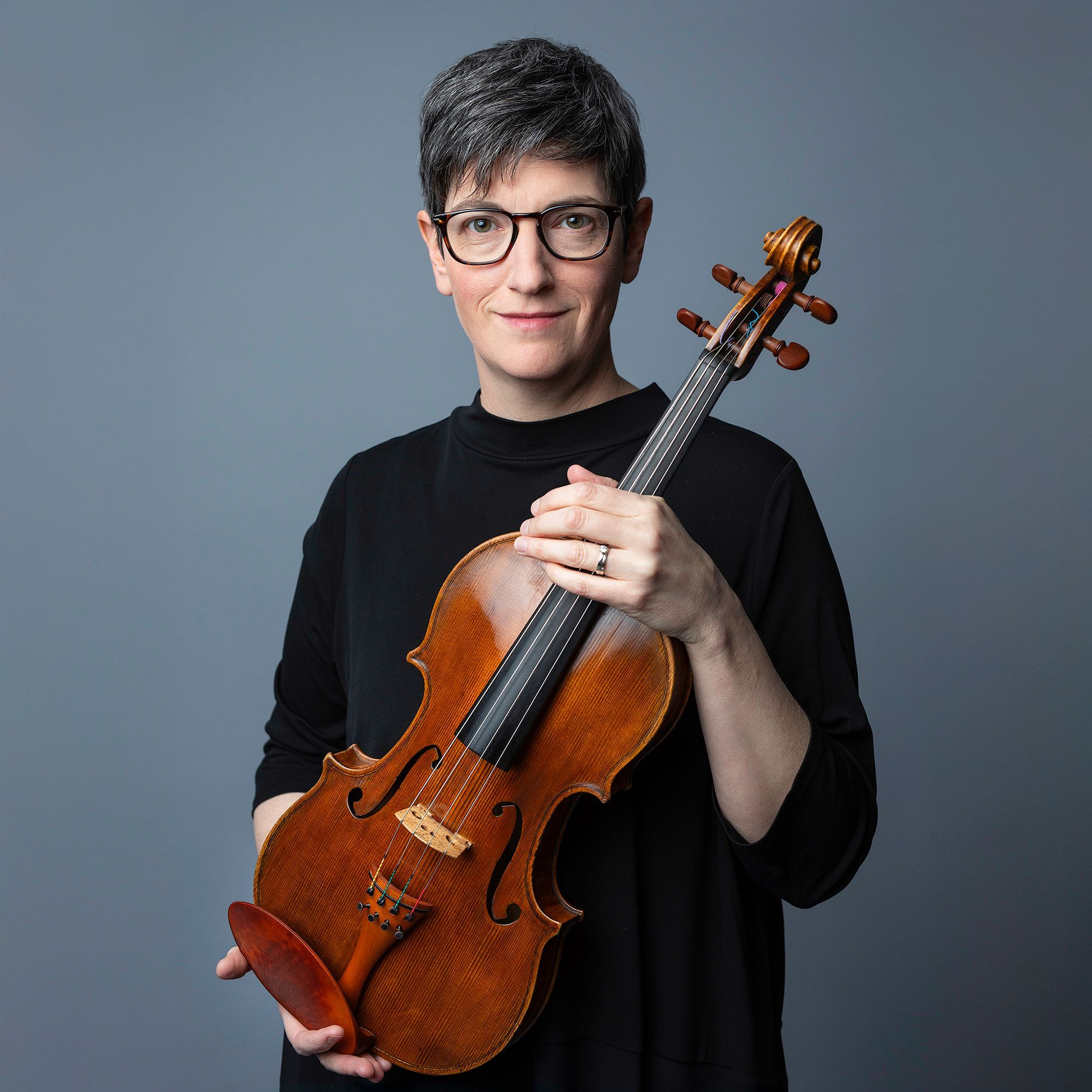 Rebecca Gitter headshot with viola