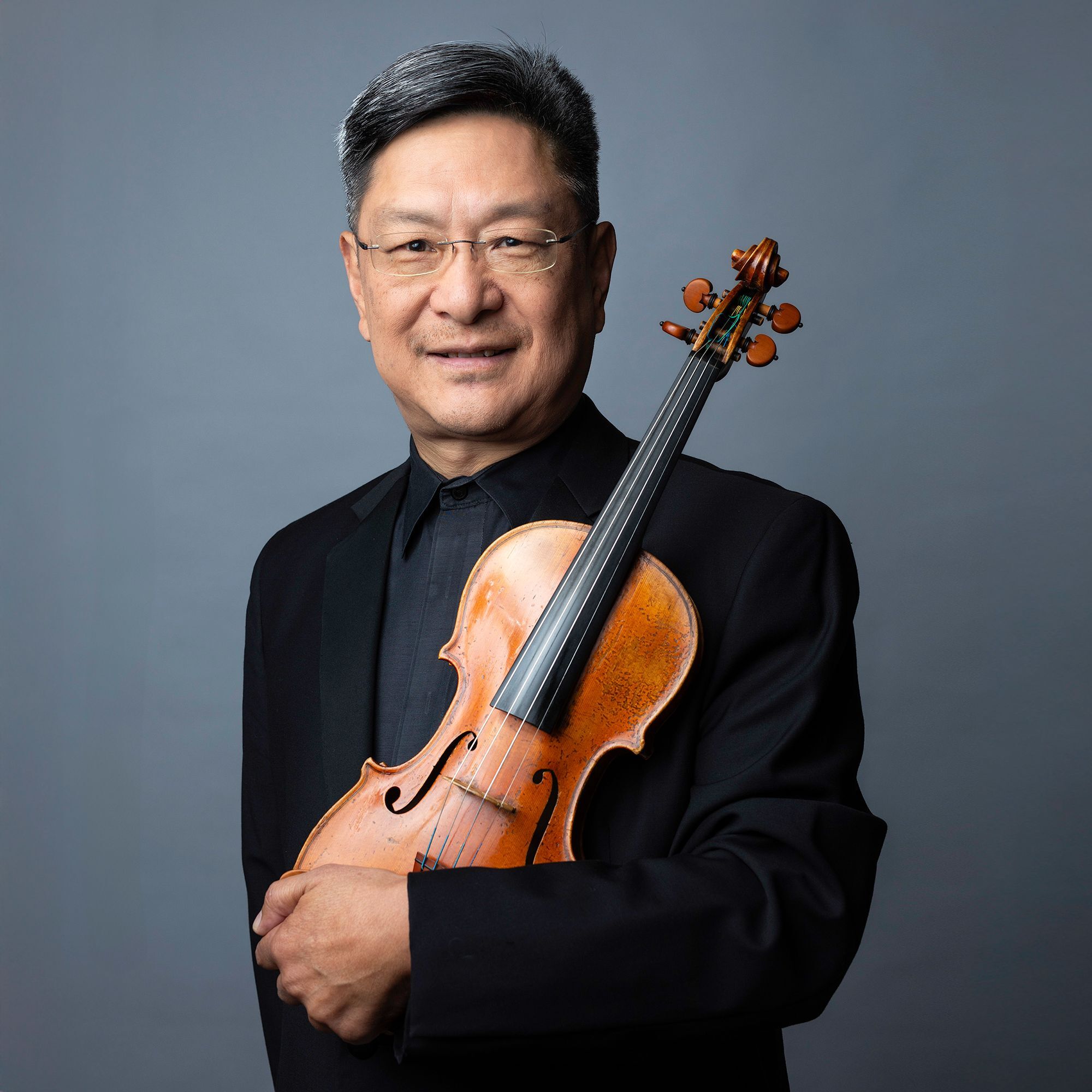 Si-Jing Huang headshot with violin