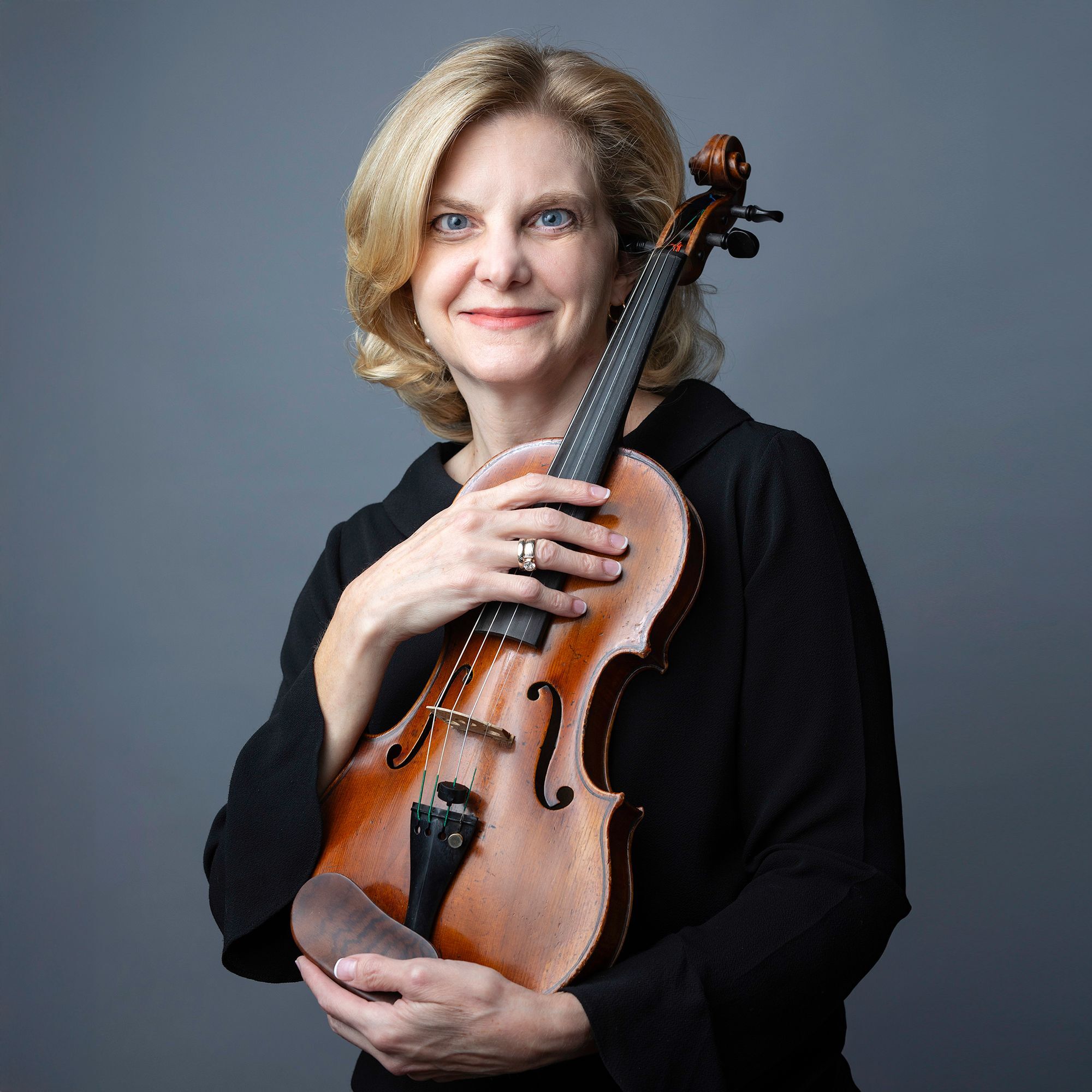 Wendy Putnam headshot holding a violin