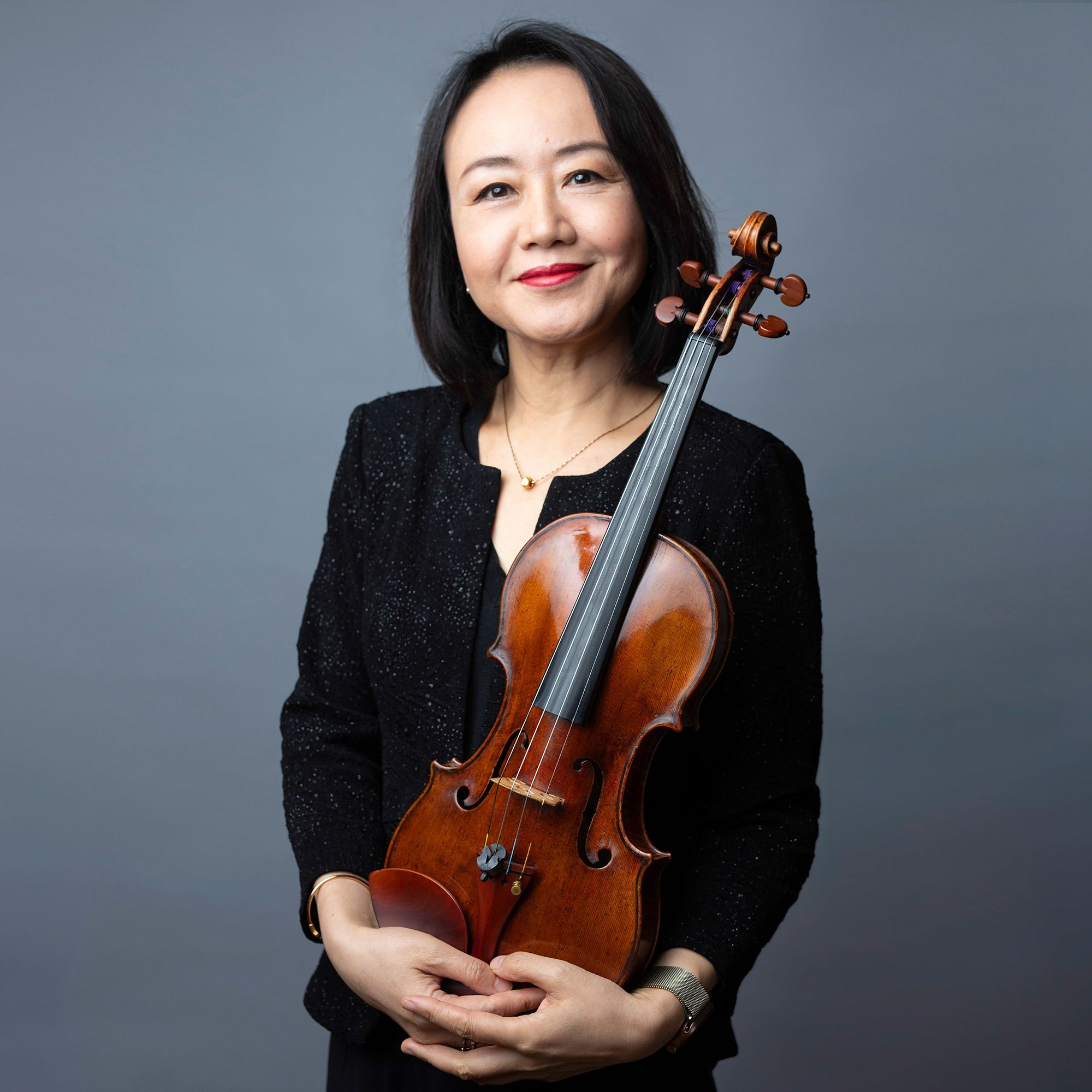 Xin Ding headshot with violin