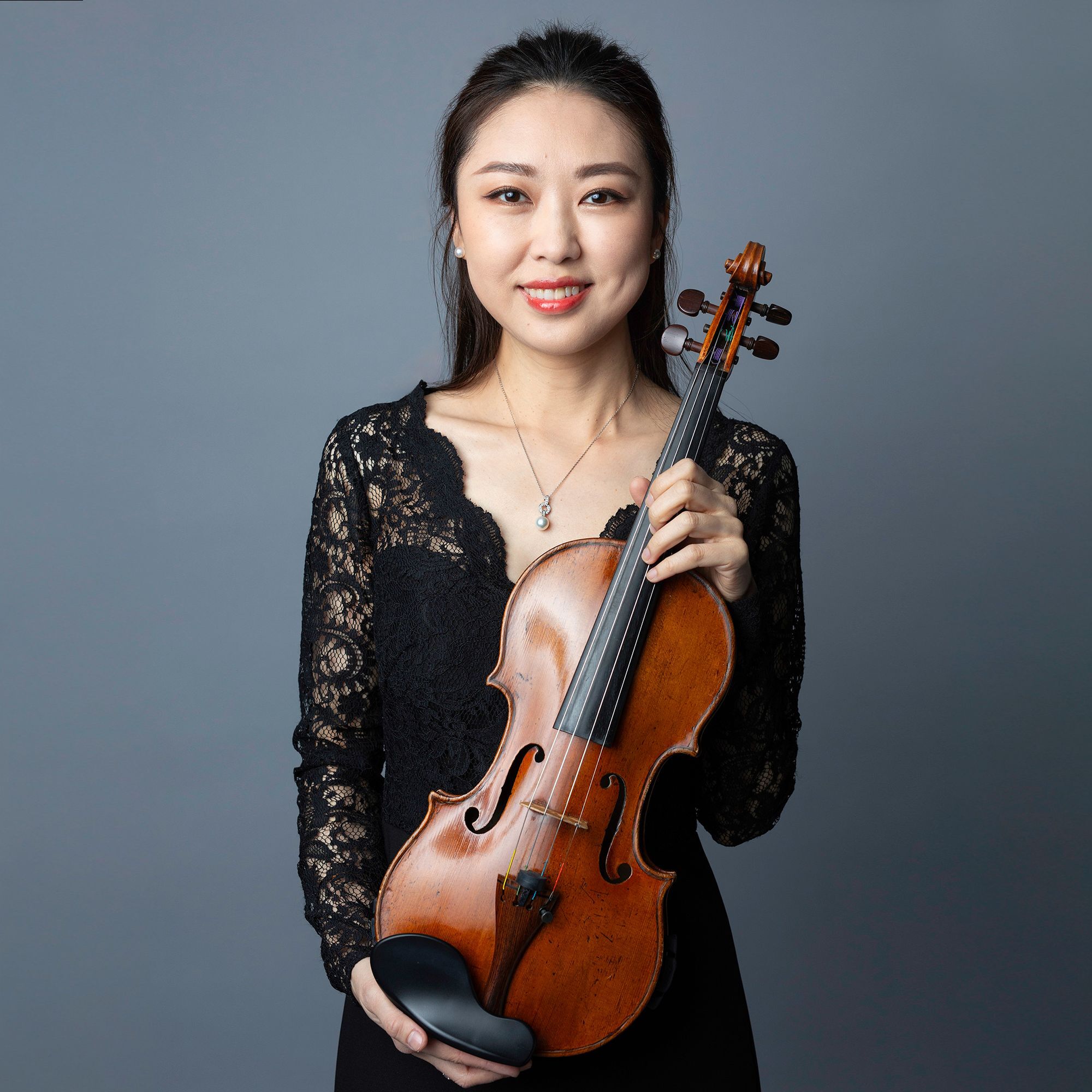 Yuncong Zhang headshot with violin