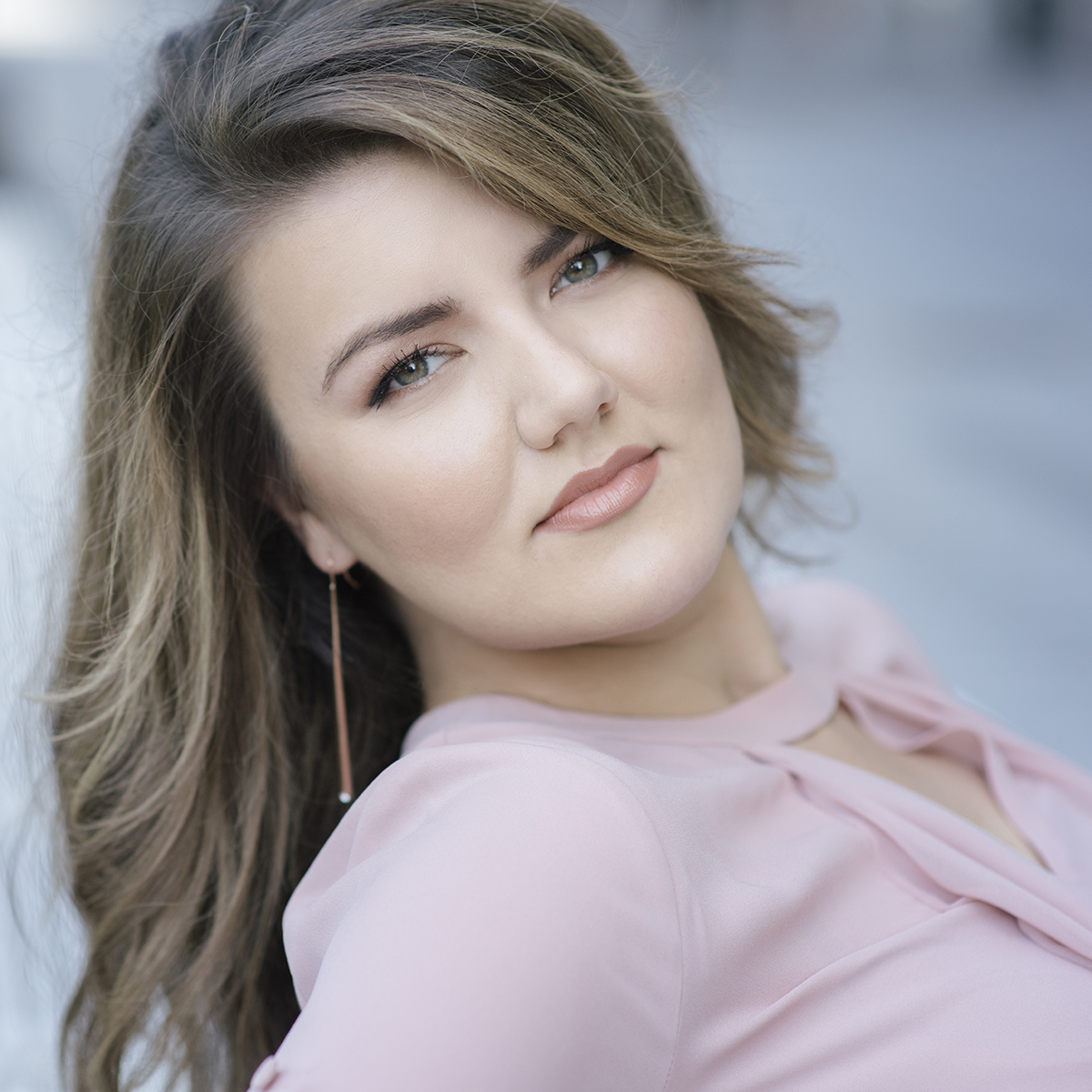 Yelena Dyachek leaning to the left