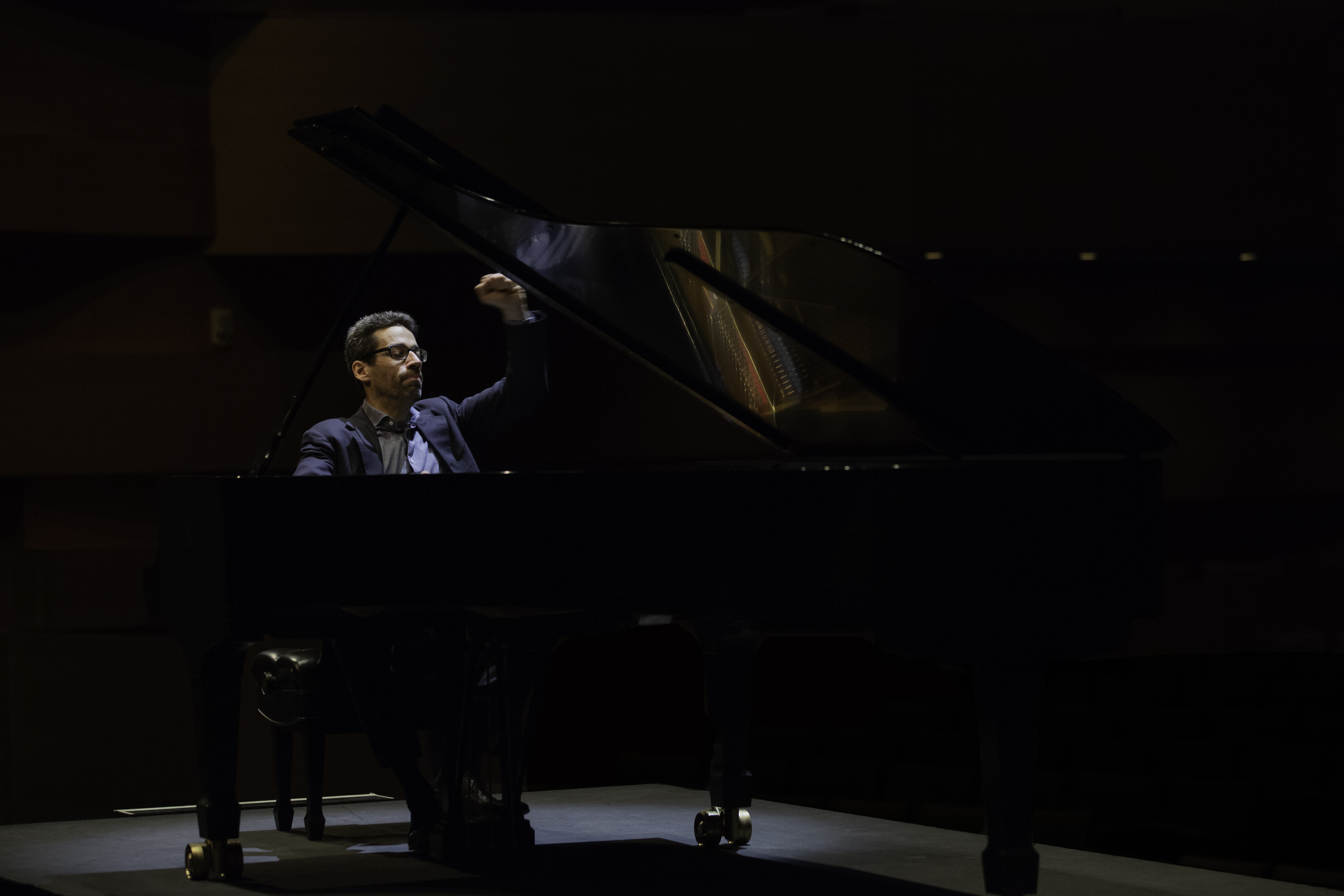 Jonathan Biss playing a piano