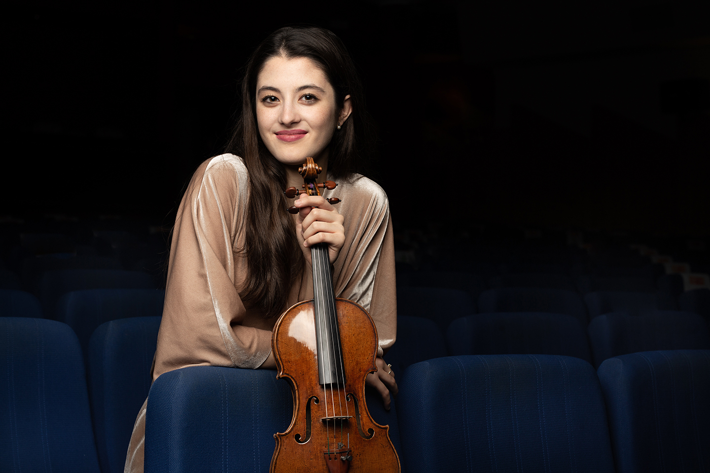 portrait of Maria Duenas holing her violin