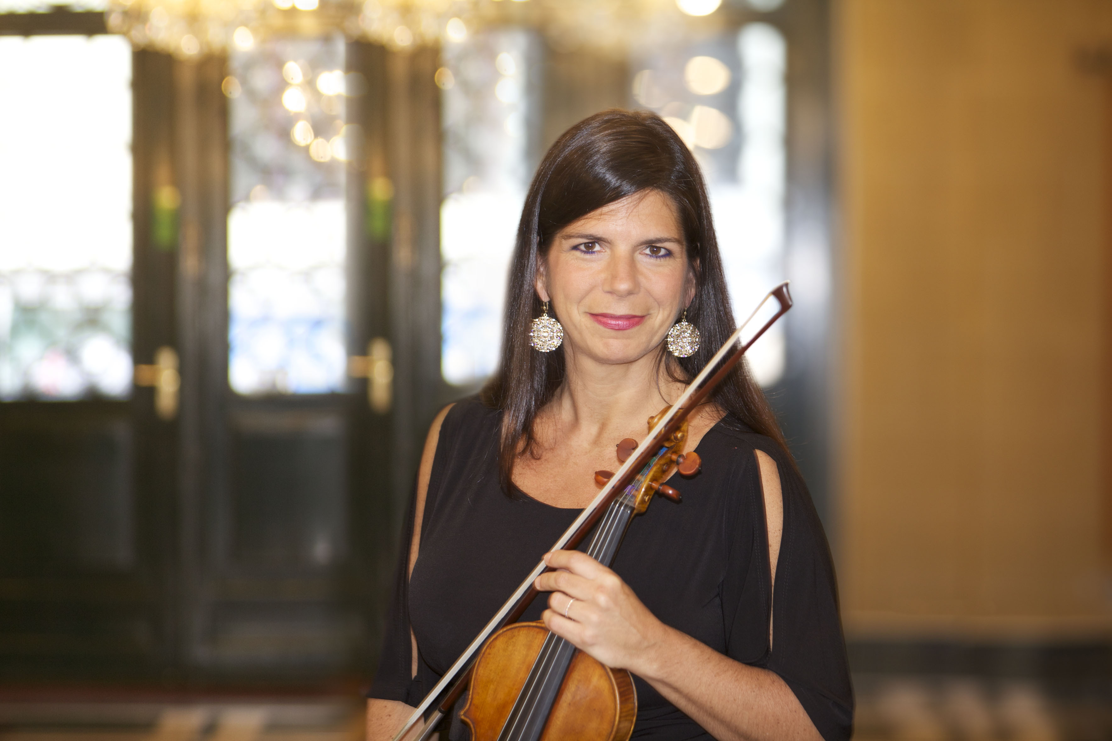 Pamela Frank headshot with her violin and bow