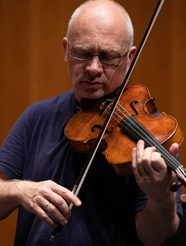 Roger Tapping headshot playing his viola