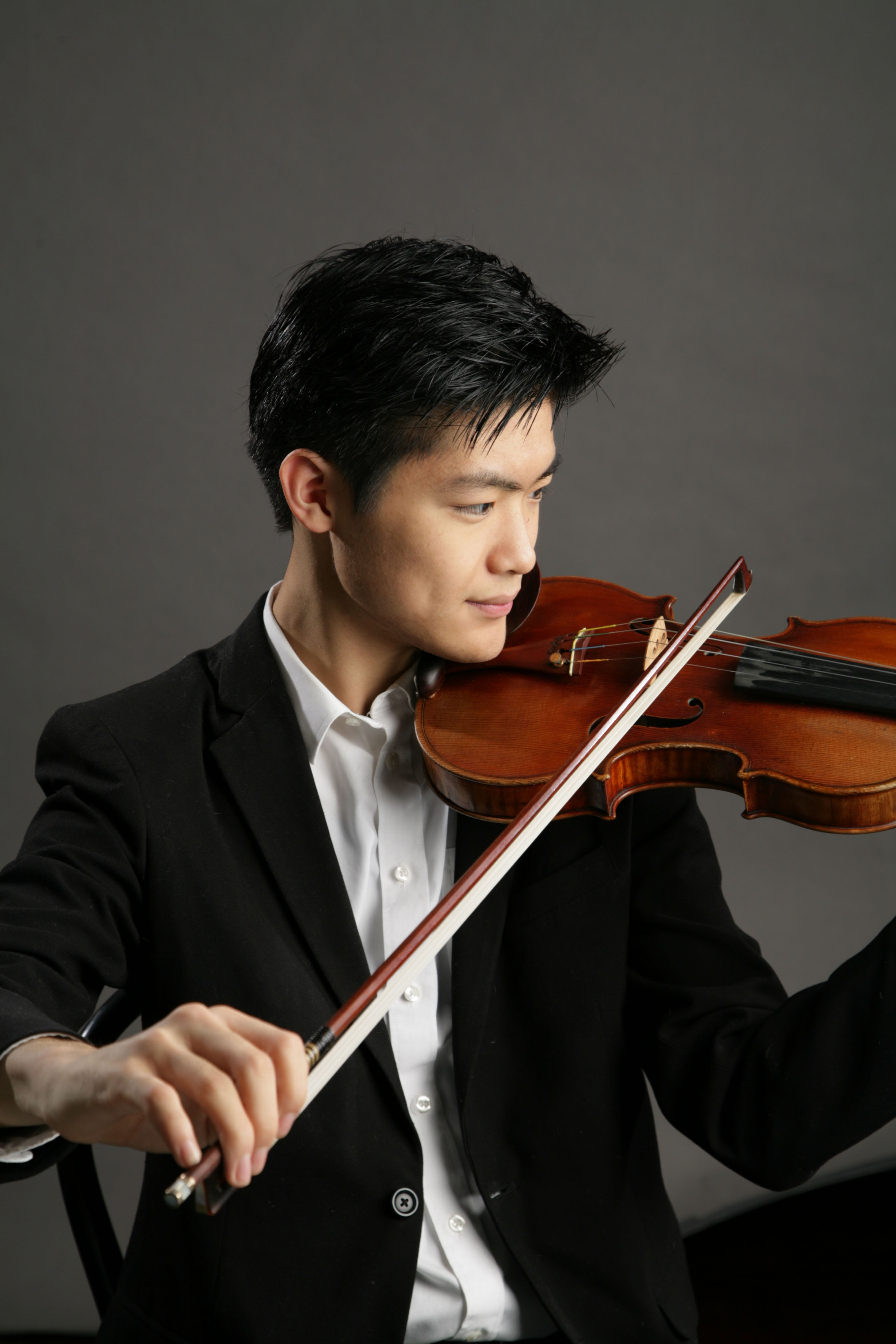 Takumi Taguchi playing a violin