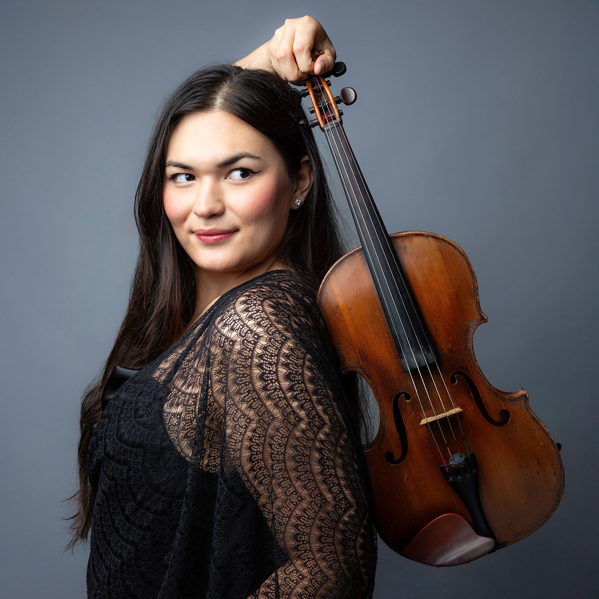 Yuri Hughes headshot holding a viola